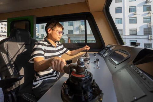 庐阳造新能源火车头开跑 电动轨道车引领绿色交通新篇章